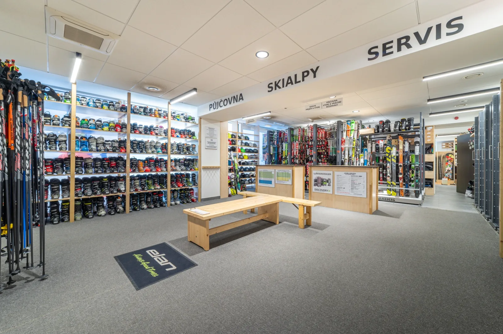 Půjčovna lyží, skialpů a servis ve Skicentru Brno